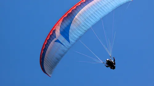 Un jeune parapentiste se blesse lors de l'atterrissage