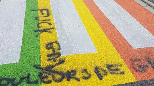 Un passage piéton arc-en-ciel recouvert de tags homophobes à...