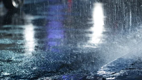 Intempéries : coupures d'électricité et routes inondées dans les...