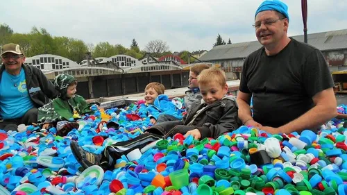 Un camion de bouchons plastiques