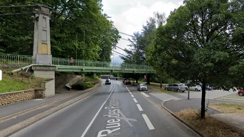 Un bus coincé sous la passerelle du Mont Olympe