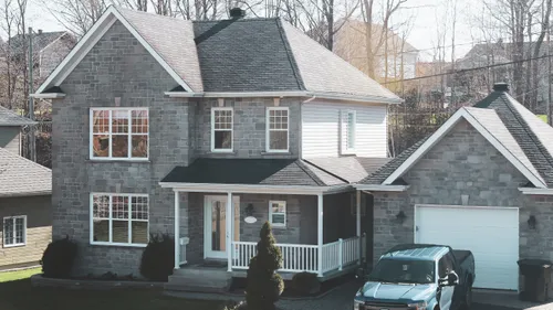Il se trompe d'adresse et passe la nuit dans une autre maison