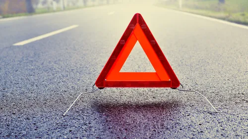 Accident : une remorque remplie de paille est couchée sur la route