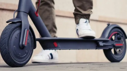 Il roulait en trottinette électrique sur l'autoroute