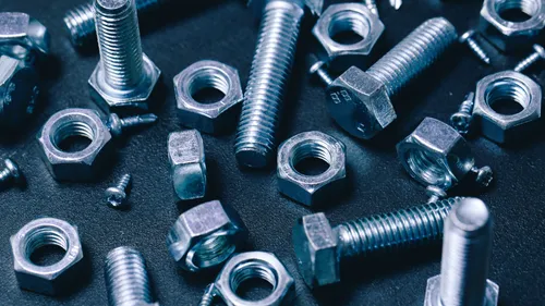 Vynex relocalise son activité de fabrication de vis haut de gamme...