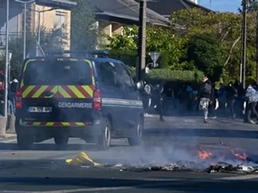 Blocus des lycées : une voiture de gendarmerie fonce sur des élèves? 