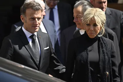 La claque de Brigitte Macron à Emmanuel Macron serait issue d’une...