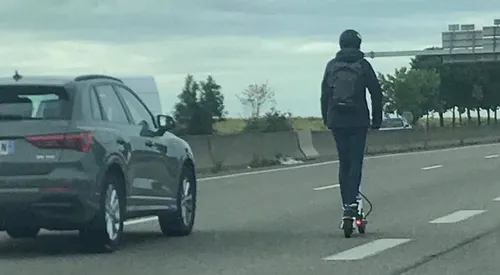 Une trottinette à 90 km/h sur l'autoroute choque à Nice