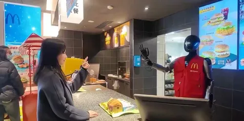 McDonald's remplace ses serveurs par des robots humanoïdes à Shanghai