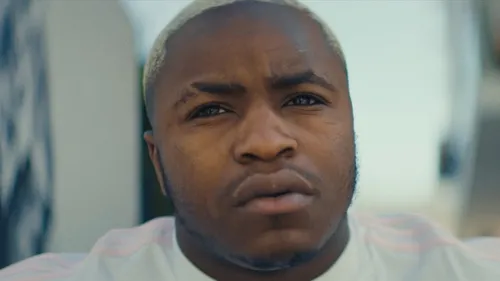 « Sombre Mélodie » : Landy dévoile un nouvel album entouré de...