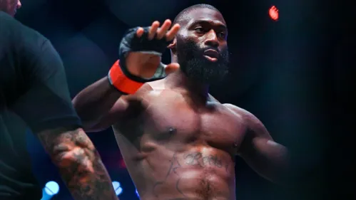 Cédric Doumbé annonce son retour dans l’octogone