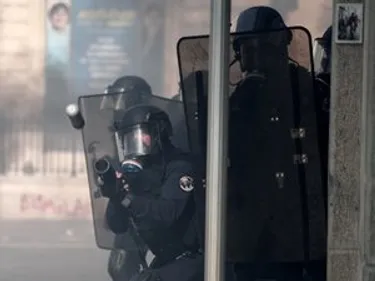 Un policier filme jetant une grenade lacrymogène sur une enfant de...