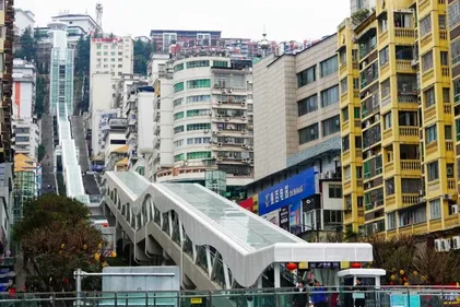 L'escalator le plus long du monde : 1 kilomètre en 20 minutes