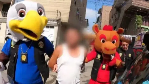 Déguisés en mascottes du Mondial 2026, des policiers piègent un...