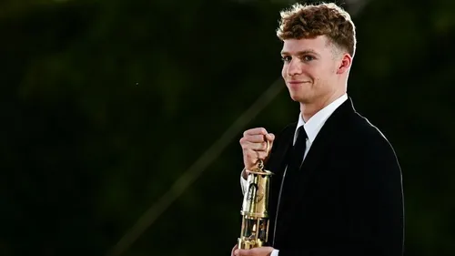 Léon Marchand triomphe et décroche le titre de nageur de l'année 