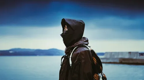 « Nouveau Produit » : So La Lune surprend le rap avec des...