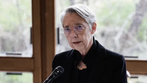 Éducation nationale : Élisabeth Borne confronte l'enseignement...