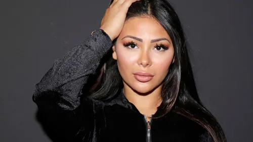  Maeva Ghennam montre ses fesses déformées, elle doit (re)passer...