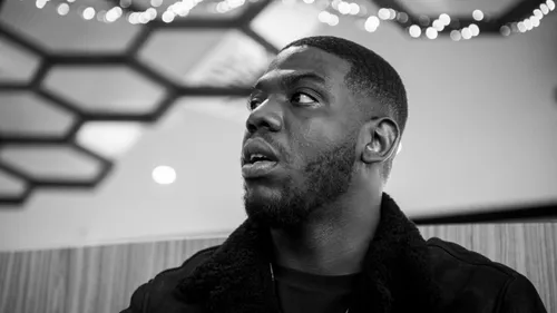 "Kintsugi" de Dinos : Sublimer les blessures à travers la musique