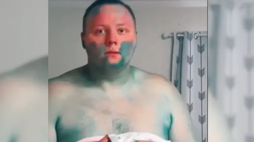 Le prank tourne mal : un homme se transforme en Schtroumpf ! (VIDÉO)