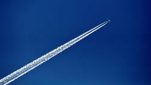 Au-delà du kérosène : les traînées aériennes, un enjeu climatique...