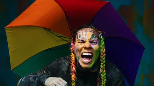 La vérité derrière la coupe de cheveux de 6ix9ine : une supercherie...