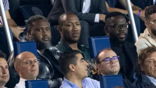 Mokobé, déçu et précipité, quitte le stade pendant le match PSG-City