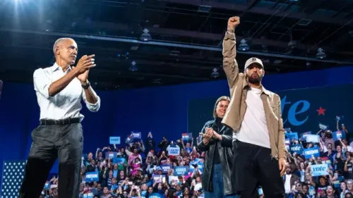 Eminem chauffe la scène pour Obama qui rappe à un meeting de Kamala...