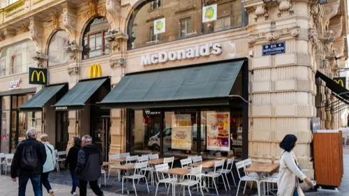 Une mère virée d’un McDonald’s pour avoir allaité son bébé