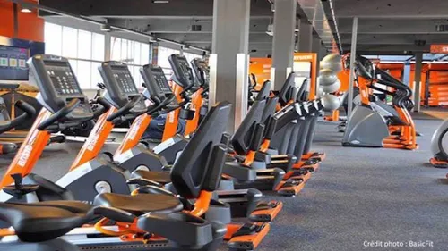 Une bagarre dégénère en bataille générale dans une salle de sport !...