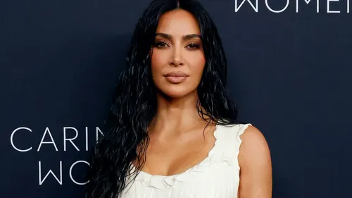 Kim Kardashian enflamme le web avec un look osé à la Bianca Censori
