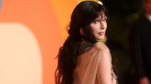Julia Fox sur le tapis rouge avec une tenue osée inspirée de Bianca...