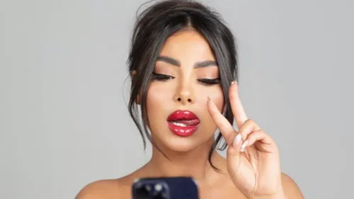 L'influenceuse Maeva Ghennam quitte les réseaux sociaux avec un...