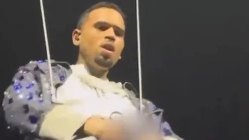 Chris Brown en montre involontairement un peu trop lors d’un concert
