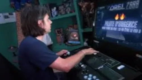 Orelsan organise un tournoi de jeux en plein concert