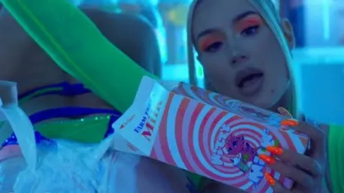 Iggy Azalea - Sip It (feat. Tyga) 