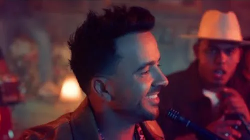 Luis Fonsi - Bésame (feat. Myke Towers)