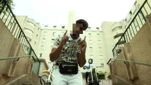 Sasso - Les doigts en l'air