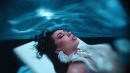 Kali Uchis - fue mejor (feat. SZA)