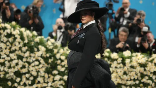 Rihanna annonce sa nouvelle grossesse lors du Met Gala