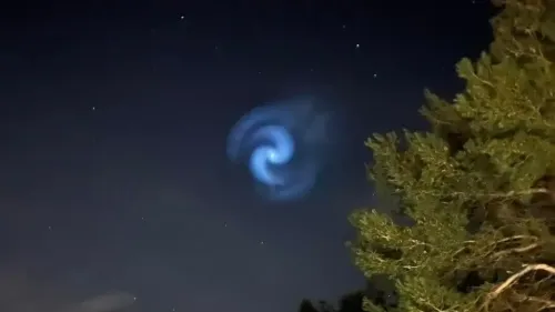 Le ciel français illuminé par une spirale bleue mystérieuse