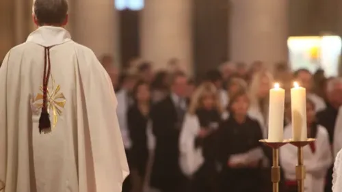 Messe de Pâcques : une énorme croix tombe sur une petite fille de 6...