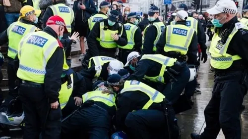 Tensions migratoires, fake news et deuil : un cocktail explosif...