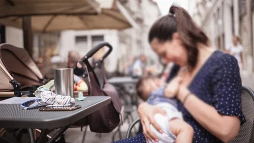 Bordeaux : violemment frappée pour avoir allaité dans la rue !