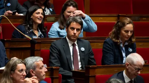 Gabriel Attal défend l'interdiction du voile pour les jeunes filles