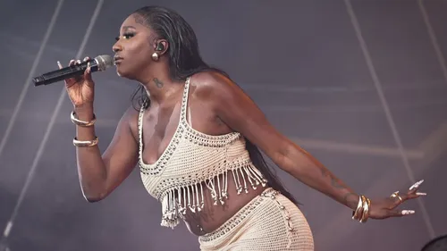 Aya Nakamura illumine le quotidien de deux jeunes femmes handicapées