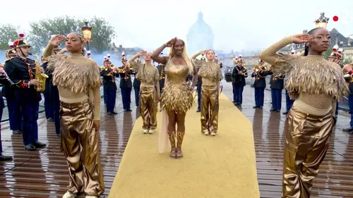 Quand la Garde Républicaine défend avec Aya Nakamura