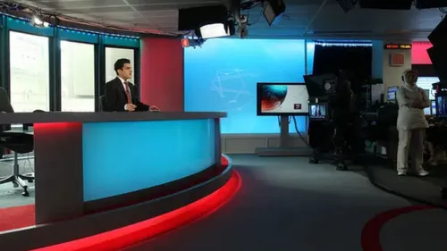 Un animateur se fait couper par un film pornographique en direct !