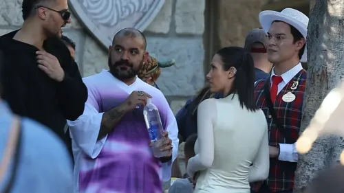 Bianca Censori à Disneyland avec des amis