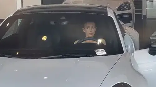 Bianca Censori fait un accident avec la nouvelle Porshe de Kanye...